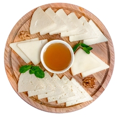Ассорти грузинских сыров с мёдом